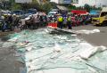 tumpukan-kaca-pecah-dari-truk-terguling-akibatkan-kemacetan_20221005_172436.jpg