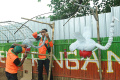 ubah-limbah-botol-plastik-jadi-hiasan_20240430_164706.jpg