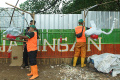 ubah-limbah-botol-plastik-jadi-hiasan_20240430_164932.jpg