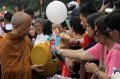 Umat Budha Lakukan Prosesi Pindapata