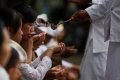 umat-hindu-makassar-gelar-upacara-melasti-sambut-nyepi_20170327_123843.jpg
