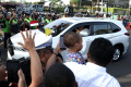 umat-katolik-sambut-paus-fransiskus-jelang-misa-akbar-di-gbk_20240905_203214.jpg