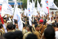 Unjuk Rasa Perangkat Desa di Depan Gedung DPR RI