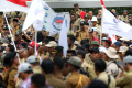 Unjuk Rasa Perangkat Desa di Depan Gedung DPR RI