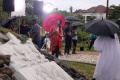 velove-kaligis-dan-dolken-syuting-film-hujan-bulan-juni_20170523_110702.jpg