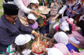 wagub-jabar-uu-ruzhanul-ulum-ziarah-ke-tmp-cikutra_20221110_213127.jpg