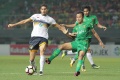 Wahyu Subo Seto Berebut Bola Dengan Raman Rodrigues