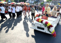 walikota-ikut-pawai-surabaya-vaganza-2024_20240526_201444.jpg