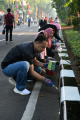 walikota-surabaya-eri-cahyadi-ngecat-trotoar-jalan-raya-darmo_20240512_110910.jpg