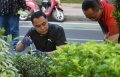 walikota-surabaya-eri-cahyadi-ngecat-trotoar-jalan-raya-darmo_20240512_110912.jpg