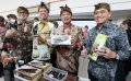 Bupati Bandung dan Dirut Bank BJB Tinjau Kerajinan Dekranasda