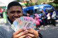 Warga Antri Menukar Uang Receh Baru Di Mobil Bank Keliling