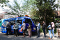 warga-antri-menukar-uang-receh-baru-di-mobil-bank-keliling_20220826_133020.jpg