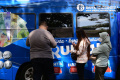 Warga Antri Menukar Uang Receh Baru Di Mobil Bank Keliling