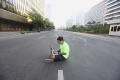 Warga Berfoto Ditengah Jalan Thamrin Jakarta Lenggang