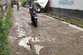 warga-berharap-jalan-cilebak-rancamanyar-segera-diperbaiki_20240206_192209.jpg