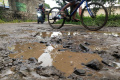 warga-berharap-jalan-cilebak-rancamanyar-segera-diperbaiki_20240206_192422.jpg
