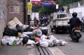 warga-buang-sampah-sembarangan-di-jalan-sayuran-bandung_20240426_193330.jpg