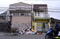 warga-buang-sampah-sembarangan-di-jalan-sayuran-bandung_20240426_193332.jpg