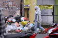 warga-buang-sampah-sembarangan-di-jalan-sayuran-bandung_20240426_193339.jpg