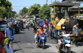 warga-keluhkan-debu-imbas-proyek-jalan-dan-gorong-gorong_20240517_180058.jpg