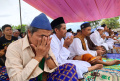 Warga Korban Gempa Cianjur Salat Jumat di Lapangan Terbuka