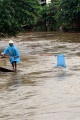 warga-kumpulkan-sampah-yang-mengalir-di-kali-ciliwung_20210203_191615.jpg