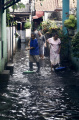 Warga Larangan Utara Bersih-bersih Setelah Banjir Surut