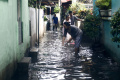 Warga Larangan Utara Bersih-bersih Setelah Banjir Surut