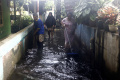 Warga Larangan Utara Bersih-bersih Setelah Banjir Surut