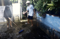 Warga Larangan Utara Bersih-bersih Setelah Banjir Surut
