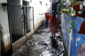Warga Larangan Utara Bersih-bersih Setelah Banjir Surut
