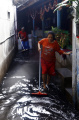 warga-larangan-utara-bersih-bersih-setelah-banjir-surut_20230105_210710.jpg