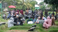 warga-melakukan-ziarah-kubur-di-tpu-tegal-alur_20220504_204732.jpg