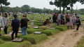 Warga Melakukan Ziarah Kubur di TPU Tegal Alur