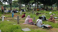 Warga Melakukan Ziarah Kubur di TPU Tegal Alur