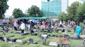 warga-melakukan-ziarah-kubur_20220502_191201.jpg