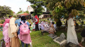 warga-melakukan-ziarah-kubur_20220502_191312.jpg