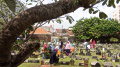 Warga Melakukan Ziarah Kubur
