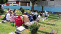 Warga Melakukan Ziarah Kubur