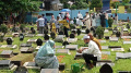Warga Melakukan Ziarah Kubur