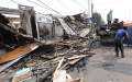 warga-mencari-barang-di-puing-sisa-kebakaran-pasar-gembrong_20220425_203243.jpg