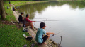 Warga Menjaring dan Memancing Ikan di Danau Tiga Raksa