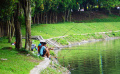 Warga Menjaring dan Memancing Ikan di Danau Tiga Raksa