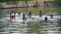 warga-menjaring-dan-memancing-ikan-di-danau-tiga-raksa_20221011_074655.jpg