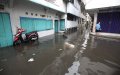 Warga Menunggu Banjir Surut