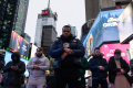 Warga Muslim AS Khusyuk Salat Tarawih di Times Square