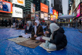 Warga Muslim AS Khusyuk Salat Tarawih di Times Square