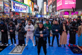 Warga Muslim AS Khusyuk Salat Tarawih di Times Square