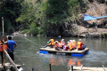 warga-naiki-perahu-rakit-karena-jembatan-lembayung-diperbaiki_20231003_200447.jpg